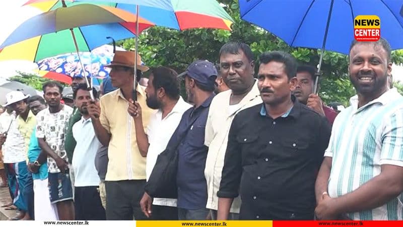 Group of seine net fishermen launch ‘Satyagraha’ near Presidential Secretariat