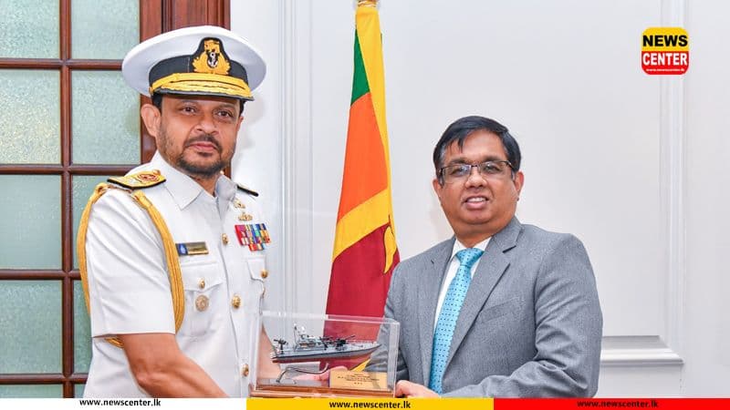 New Navy Commander meets Presidential Secretary